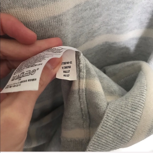 Banana Republic Factory - Gray & Cream Sweater - Picture 5 of 6